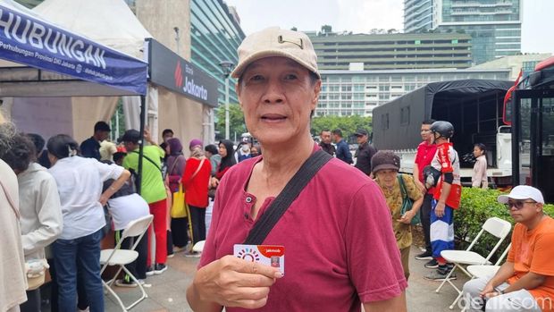 Warga mendapat kartu gratis transportasi umum Jakarta. (Taufiq/detikcom)