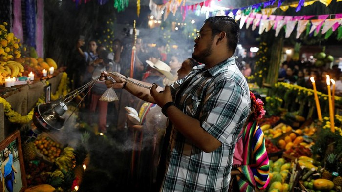 Suasana hangat terasa di kota kecil Nahuizalco, El Salvador, saat warga merayakan tradisi tahunan “Los Canchules” pada Sabtu (1/11/2025). Menjelang Hari Orang Mati, warga berkumpul bersama keluarga untuk menghormati dan mengenang kerabat yang telah tiada. REUTERS/Jose Cabezas