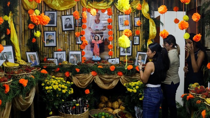 Suasana hangat terasa di kota kecil Nahuizalco, El Salvador, saat warga merayakan tradisi tahunan “Los Canchules” pada Sabtu (1/11/2025). Menjelang Hari Orang Mati, warga berkumpul bersama keluarga untuk menghormati dan mengenang kerabat yang telah tiada. REUTERS/Jose Cabezas