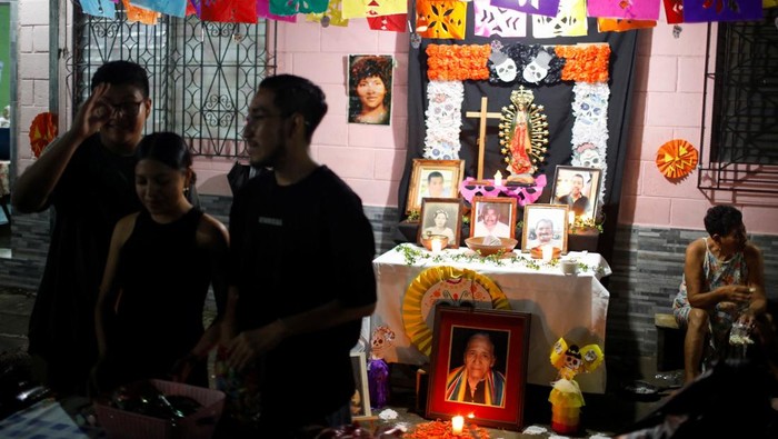 Suasana hangat terasa di kota kecil Nahuizalco, El Salvador, saat warga merayakan tradisi tahunan “Los Canchules” pada Sabtu (1/11/2025). Menjelang Hari Orang Mati, warga berkumpul bersama keluarga untuk menghormati dan mengenang kerabat yang telah tiada. REUTERS/Jose Cabezas