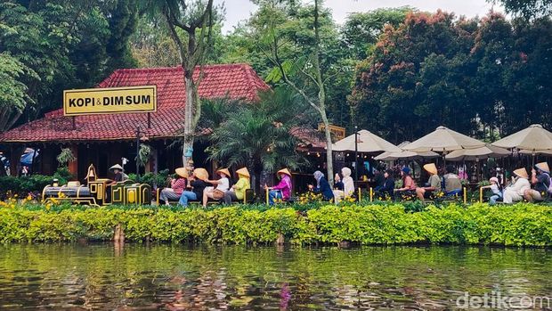 wisatawan menjajal wahana baru kereta danau di Floating Market Lembang