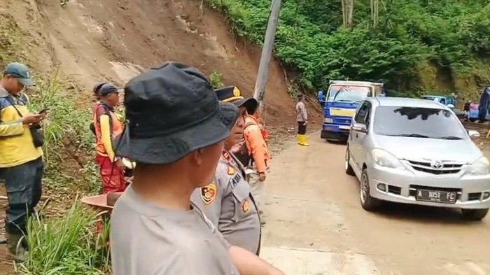 Akses Jalan Malang-Blitar via Ngantang Bisa Dilalui Usai Longsor