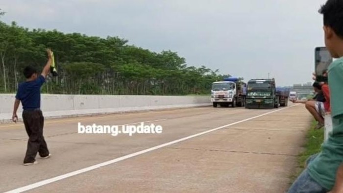 Aksi berbahaya bocah di tol Semarang-Batang.