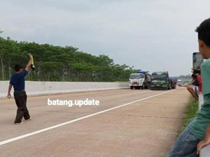 Video: Heboh Bocah Adang Kendaraan di Tol Batang, Polisi Turun Tangan
