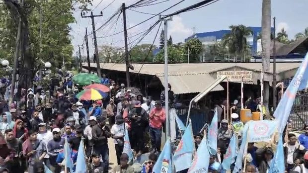 Aksi besar-besaran digelar ribuan buruh yang tergabung dalam Konfederasi Serikat Pekerja Seluruh Indonesia (KSPSI) di pabrik ban Michelin milik PT Multistrada Arah Sarana Tbk, Cikarang, Jawa Barat, Senin (3/11/2025). (Dok. KSPSI)