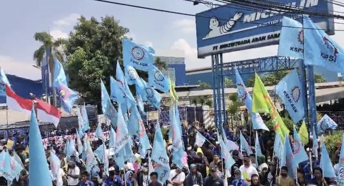 Aksi besar-besaran digelar ribuan buruh yang tergabung dalam Konfederasi Serikat Pekerja Seluruh Indonesia (KSPSI) di pabrik ban Michelin milik PT Multistrada Arah Sarana Tbk, Cikarang, Jawa Barat, Senin (3/11/2025). (Dok. KSPSI)