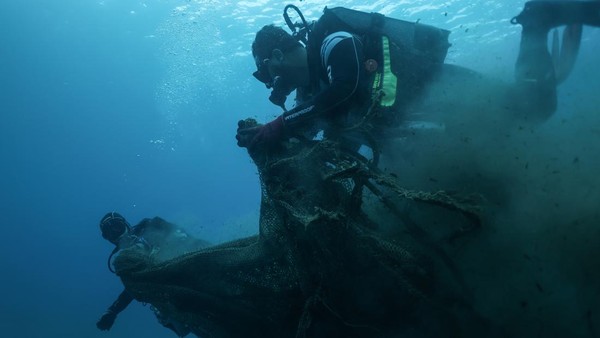 Aksi Relawan Bebaskan Laut dari Hantu Plastik Pembunuh Ekosistem