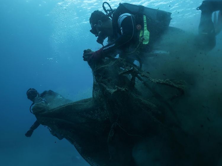 Aksi Relawan Bebaskan Laut dari Hantu Plastik Pembunuh Ekosistem