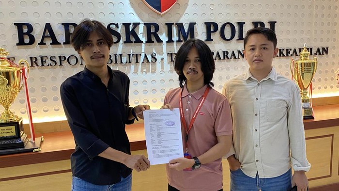 Aliansi Pemuda Toraja saat melaporkan komika Pandji Pragiwaksono di Mabes Polri.