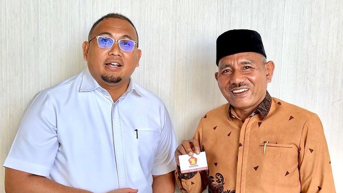 Andre Rosiade serahkan KTA Gerindra ke Safni Sikumbang