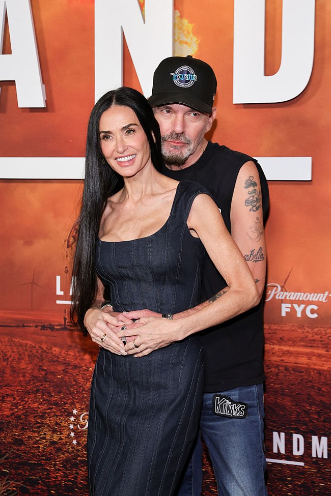 Pose tersebut mengingatkan banyak orang pada gaya mesra Billy bersama mantan istrinya, Angelina Jolie, saat keduanya masih menjadi pasangan suami istri di awal 2000-an. Foto: FilmMagic/Maya Dehlin Spach