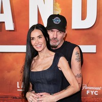 Pose tersebut mengingatkan banyak orang pada gaya mesra Billy bersama mantan istrinya, Angelina Jolie, saat keduanya masih menjadi pasangan suami istri di awal 2000-an. Foto: FilmMagic/Maya Dehlin Spach