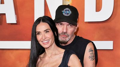 Potret Mesra Demi Moore dengan Mantan Suami Angelina Jolie, Pelukan
