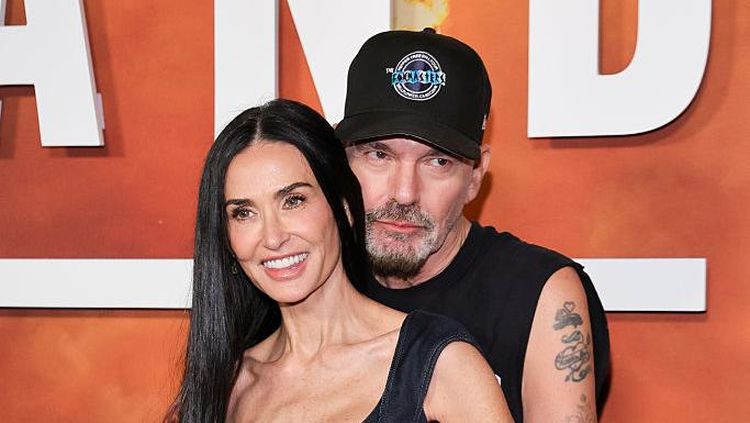Potret Mesra Demi Moore dengan Mantan Suami Angelina Jolie, Pelukan