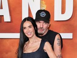 Potret Mesra Demi Moore dengan Mantan Suami Angelina Jolie, Pelukan