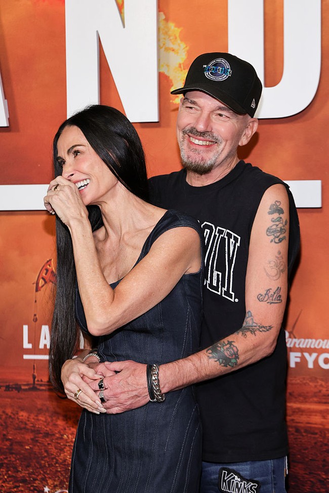 Momen mesra Demi Moore dan mantan suami Angelina Jolie, Billy Bob Thornton, di karpet merah jadi sorotan. Tampak Billy memeluk erat Demi dari belakang hingga membuat sang aktris tersipu malu. Foto: FilmMagic/Maya Dehlin Spach