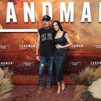 Sementara itu, Demi Moore tampil dengan midi-dress denim dan sepatu high heels.  Foto: FilmMagic/Maya Dehlin Spach