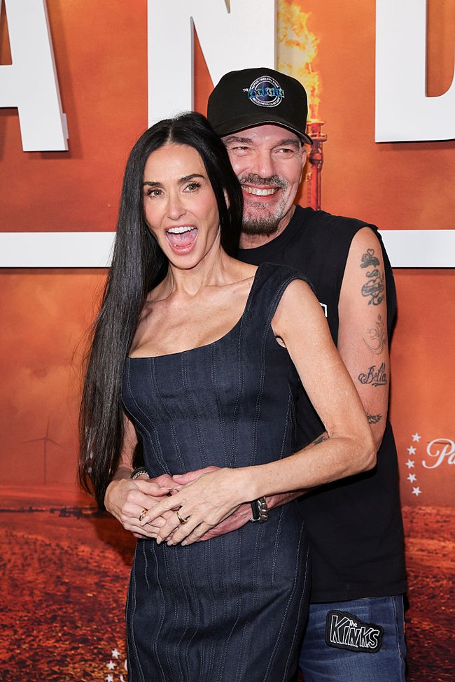 Keakraban Demi Moore dan Billy Bob ditampilkan saat hadir di premier  Landman di Los Angeles, AS.  Foto: FilmMagic/Maya Dehlin Spach