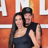 Keakraban Demi Moore dan Billy Bob ditampilkan saat hadir di premier  Landman di Los Angeles, AS.  Foto: FilmMagic/Maya Dehlin Spach
