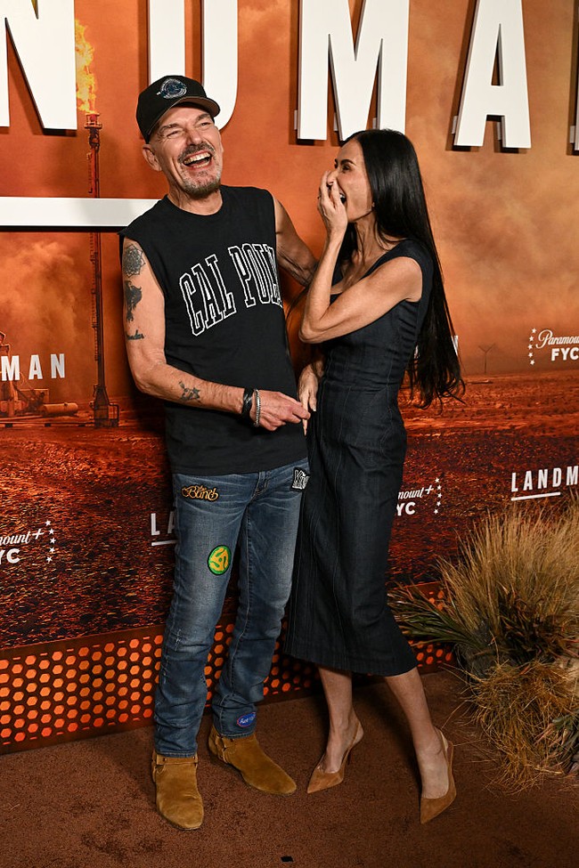 Dalam momen tersebut tampak aktor 70 tahun itu tampil dengan kaus tanpa lengan warna hitam, celana jeans dan boots coklat. Penampilannya tampak semakin casual dengan topi. Meski begitu, Billy tampak awet muda dengan gayanya itu. Foto: FilmMagic/Maya Dehlin Spach