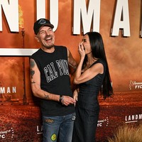 Dalam momen tersebut tampak aktor 70 tahun itu tampil dengan kaus tanpa lengan warna hitam, celana jeans dan boots coklat. Penampilannya tampak semakin casual dengan topi. Meski begitu, Billy tampak awet muda dengan gayanya itu. Foto: FilmMagic/Maya Dehlin Spach