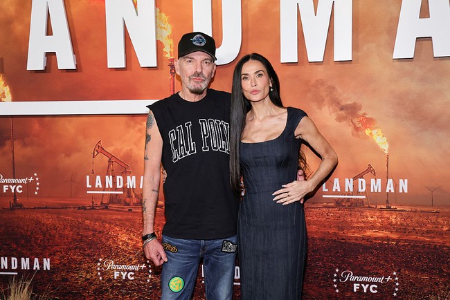 Kedua bintang Hollywood itu sama-sama bermain di drama Landman  produksi Paramount+, yang menceritakan intrik para miliarder di Texas yang berambisi memperluas kekayaan melalui bisnis minyak. Serial ini diadaptasi dari podcast populer Boomtown milik Texas Monthly dan akan memasuki musim kedua pada 16 November mendatang. Foto: FilmMagic/Maya Dehlin Spach