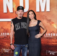 Kedua bintang Hollywood itu sama-sama bermain di drama Landman  produksi Paramount+, yang menceritakan intrik para miliarder di Texas yang berambisi memperluas kekayaan melalui bisnis minyak. Serial ini diadaptasi dari podcast populer Boomtown milik Texas Monthly dan akan memasuki musim kedua pada 16 November mendatang. Foto: FilmMagic/Maya Dehlin Spach