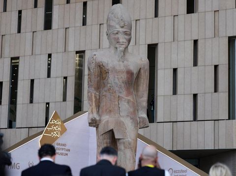 Anggota media menghadiri konferensi pers Perdana Menteri Mesir Mostafa Madbouly menjelang upacara pembukaan Museum Besar Mesir (GEM), dekat kompleks piramida Giza, di Giza, Mesir, 1 November 2025. (REUTERS/Mohamed Abd El Ghany)