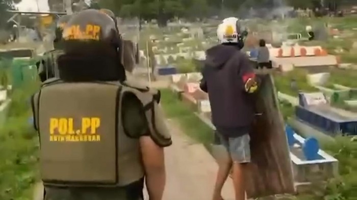 Anggota Satpol PP Makassar saat pengamanan bentrokan warga di pekuburan Beroanging.