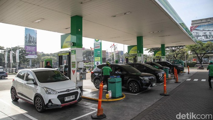 Petugas melayani pegendara membeli bahan bakar BP 92 di SPBU BP kawasan Harapan Indah, Bekasi, Senin (3/11/2025).
