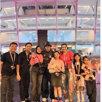 Anang-Ashanty tampak mengajak serta anggota keluarganya untuk menonton konser BLACKPINK. Atta dan Aurel yang turut hadir juga terlihat kompak mengenakan busana serba hitam dan pink. Ashanty sendiri tampil playful dengan braided hair, blouse pink, dan celana jeans yang dipenuhi gambar serta tulisan bernuansa pink. Foto: Instagram