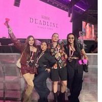 Enzy Storia tampil bersama rekan-rekan artisnya, Hesti Prwadinata dan Kiky Saputri. Hesti dan Kiky tampak mengenakan busana serba hitam sementara Enzy memilih kemeja bermotif dipadukan dengan celana peendek dan sepatu boots. Foto: Instagram