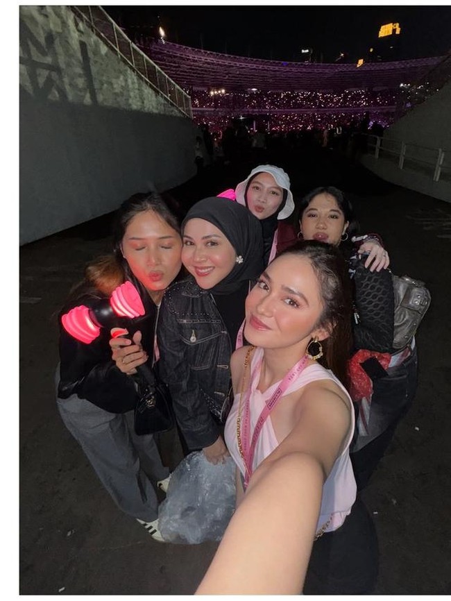 Syifa Hadju dan Kesha Ratuliu juga tak ketinggalan ikut menonton konser BLACKPINK. Syifa tampil simpel dengan atasan halter neck, sementara Kesha memadkan hijab hitam dengan kemeja jeans senada. Foto: Instagram