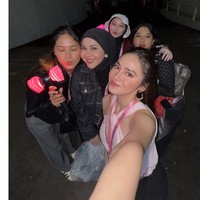 Syifa Hadju dan Kesha Ratuliu juga tak ketinggalan ikut menonton konser BLACKPINK. Syifa tampil simpel dengan atasan halter neck, sementara Kesha memadkan hijab hitam dengan kemeja jeans senada. Foto: Instagram