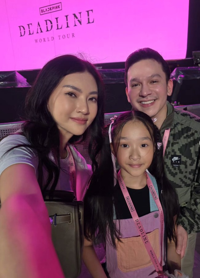 Sarwendah memilih menonton konser bersama putrinya, Thalia, dan adik Ruben Onsu, Jordi Onsu. Penampilan Sarwendah dan Thalia terlihat simpel. Riasan wajah Sarwendah juga tampak minimalis dan natural. Foto: Instagram