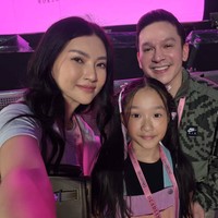 Sarwendah memilih menonton konser bersama putrinya, Thalia, dan adik Ruben Onsu, Jordi Onsu. Penampilan Sarwendah dan Thalia terlihat simpel. Riasan wajah Sarwendah juga tampak minimalis dan natural. Foto: Instagram