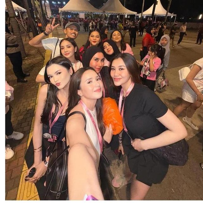 8 Gaya Artis Nonton Konser BLACKPINK, Nagita Slavina Hingga Ayu Ting Ting