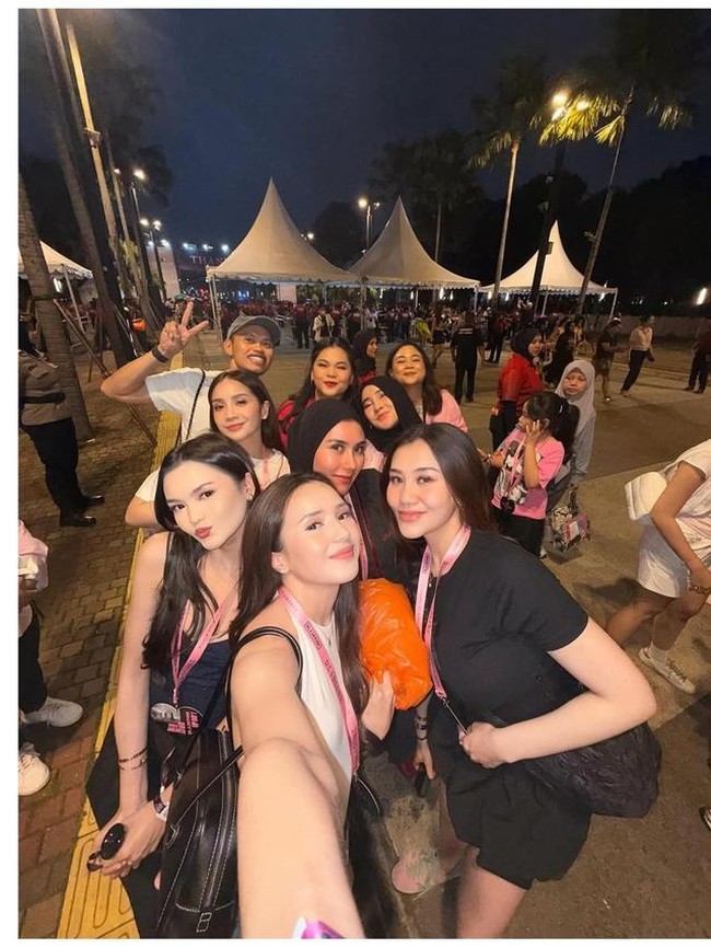 8 Gaya Artis Nonton Konser BLACKPINK, Nagita Slavina Hingga Ayu Ting Ting