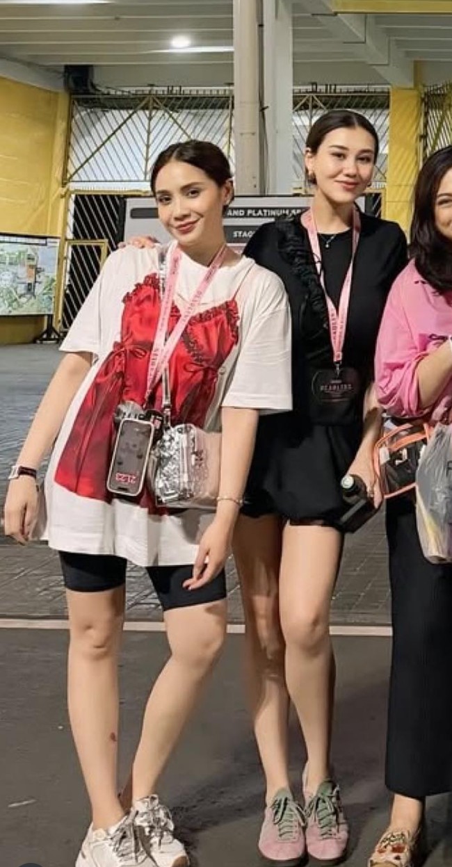 Nagita tampil casual kenakan kaos simpel dipadukan dengan tas branded. Diketahui sling bag tersebut berasal dari merek Louis Vuitton seri Side Trunk yang harganya mencapai Rp 74 juta. Foto: Instagram