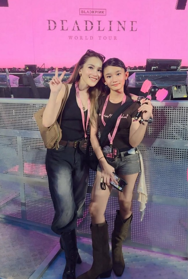 Jadi fans garis keras BLACKPINK, Ayu Ting Ting bersama sang anak, Bilqis, bahkan sampai 2 kali menonton konser tersebut. Di hari pertama keduanya memilih kompak kenakan atasan hitam dipadukan dengan celana jeans.  Foto: Instagram