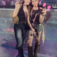 Jadi fans garis keras BLACKPINK, Ayu Ting Ting bersama sang anak, Bilqis, bahkan sampai 2 kali menonton konser tersebut. Di hari pertama keduanya memilih kompak kenakan atasan hitam dipadukan dengan celana jeans.  Foto: Instagram