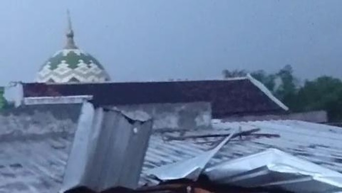 Atap rumah warga di Bojonegoro rusak diterjang angin