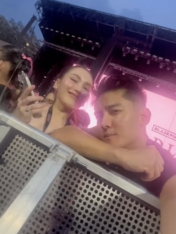Ayu Ting Ting dan Bilqis nonton konser BLACKPINK hari kedua, dikawal Boy William.