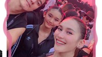 Ayu Ting Ting memakai busana putih dengan sepatu boots hitam. Bilqis dan Boy William memakai busana serba hitam. Foto: Instagram @ayutingting92