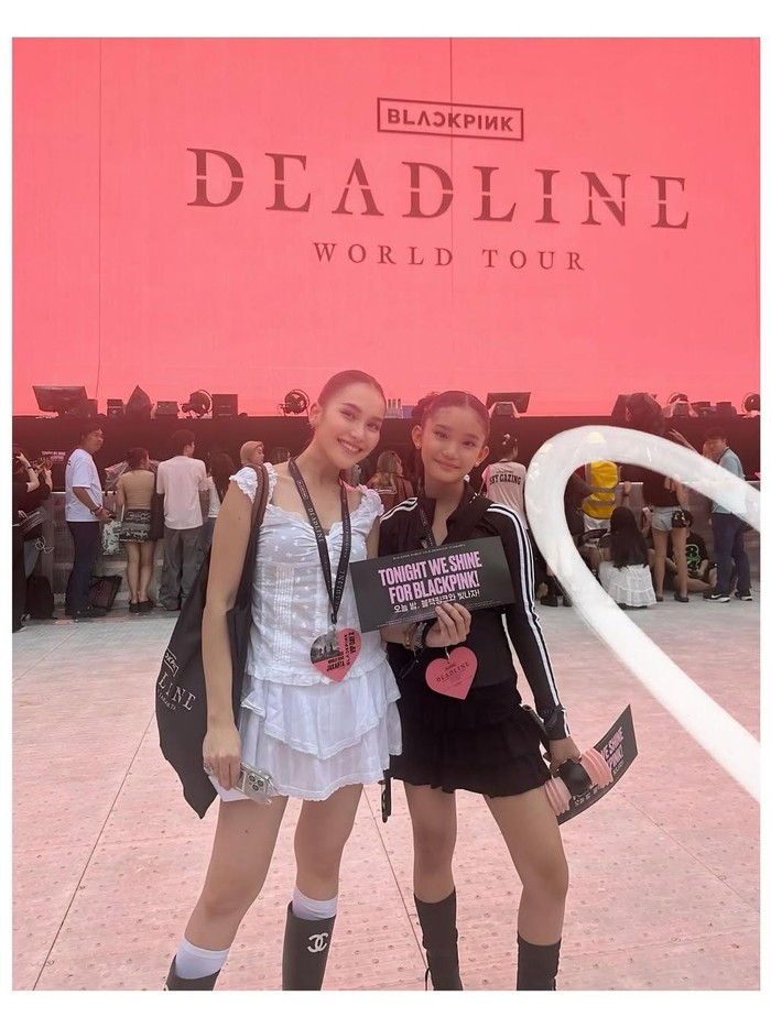 Ayu Ting Ting dan Bilqis nonton konser BLACKPINK hari kedua, dikawal Boy William.