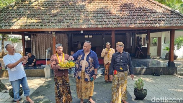 Badi dalem di Imogiri mulai menyiapkan makam untk mendiang Paku Buwono XIII, Senin (3/12/2025).