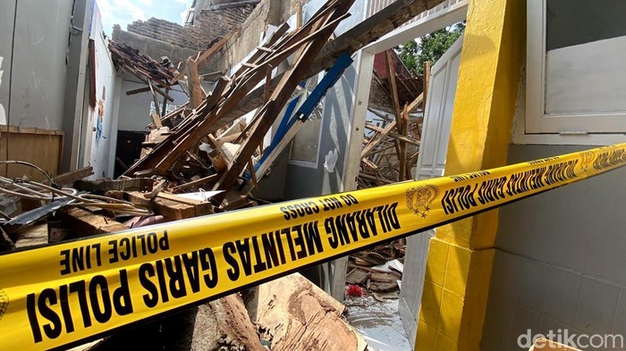 Bangunan sekolah di Bandung ambruk