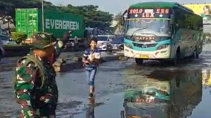 Babinsa Kelurahan Terboyo Kulon, Sertu Suliman, di depan RSI Sultan Agung, Jalan Kaligawe Pantura Semarang-Demak, Kecamatan Genuk, Kota Semarang, Senin (3/11/2025).