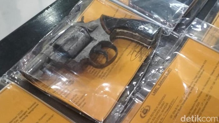 Barang bukti pistol yang diamankan polisi dalam kasus penembakan di Polman.