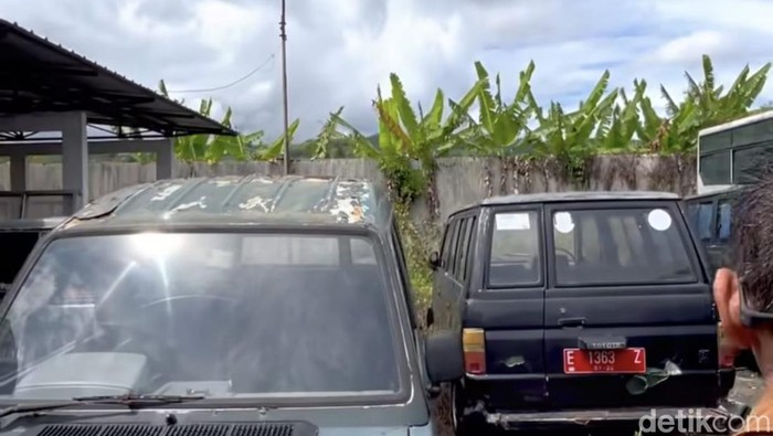 Barang yang akan dihapuskan dan gapura selamat datang Kuningan